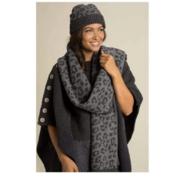 New Barefoot Dreams “In the Wild” Gray Scarf & Hat Set - Picture 2 of 5